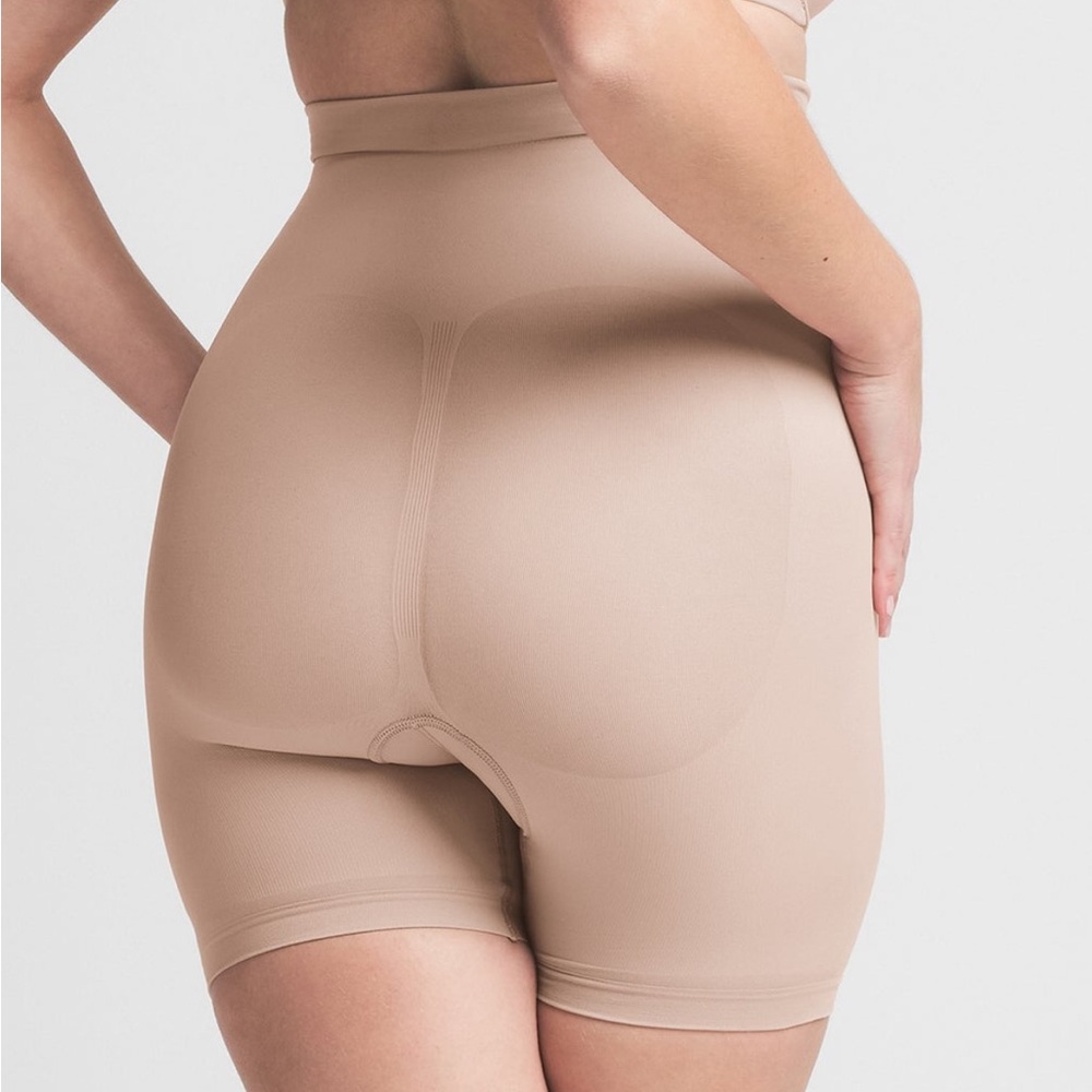 SKIMS ⏳ Seamless Sculpt Mid Thigh Short in MICA - Picture 5 of 5